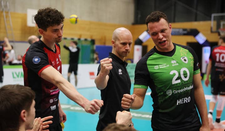 Ludwigsburg , Volleyball Bundesliga , Barock Volleys MTV Ludwigsburg vs. SV Warnemünde , von links: Tim Köpfli Trainer Hasse Mattila Jeffrey Klok ( Ludwigsburg )