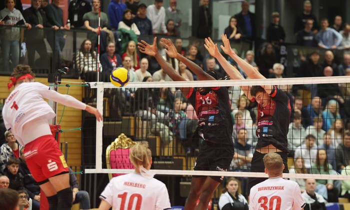 Ludwigsburg , Volleyball Bundesliga , Barock Volleys MTV Ludwigsburg vs. SV Warnemünde , von links: Sören Schröder ( Warne ) Nyherowo Omene Jan Huber ( Ludwigsburg )