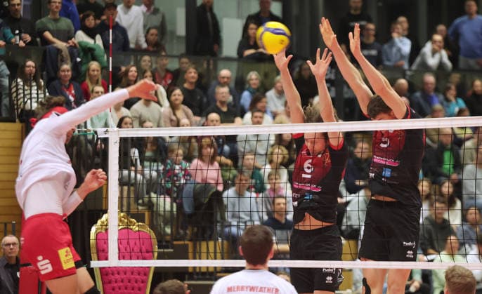 Ludwigsburg , Volleyball Bundesliga , Barock Volleys MTV Ludwigsburg vs. SV Warnemünde , von links: Sören Schröder ( Warne ) Ben-Simon Bonin Jan Huber ( Ludwigsburg )