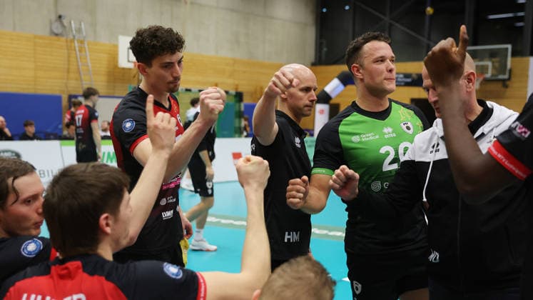 Ludwigsburg , Volleyball Bundesliga , Barock Volleys MTV Ludwigsburg vs. SV Warnemünde von links: Tim Köpfli Trainer Hasse Mattila Jeffrey Klok ( Ludwigsburg )