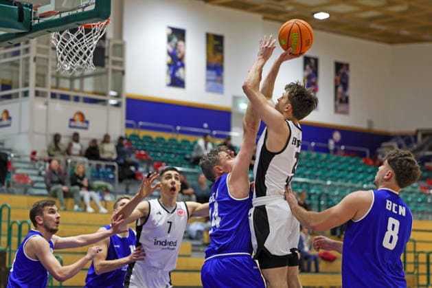 Basketball - 2. RL Nord - Eintracht Frankfurt - BC Neu-Isenburg - 20.12.25, Heberer, Fabrice (FFM) beim Wurf, -