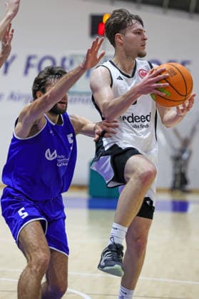 Basketball - 2. RL Nord - Eintracht Frankfurt - BC Neu-Isenburg - 20.12.25, Hack, Daniel (Neu-Isenburg), Heberer, Fabrice (FFM), -