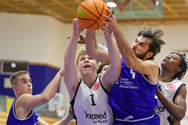 Basketball - 2. RL Nord - Eintracht Frankfurt - BC Neu-Isenburg - 20.12.25, Aretz, Cedric (Eintracht), Wedel, Fabio (Neu-Isenburg), -