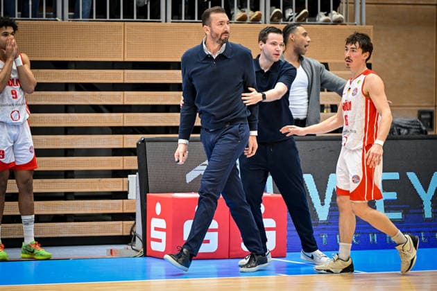 Barmer 2. Basketball Bundesliga ProA: RheinStars Köln vs HAKRO Merlins Crailsheim, 20.12.2025 Zoran Kukic (Trainer RheinStars Köln), Oliver Elling (Co-Trainer RheinStars Köln), Jasper Günther (RheinStarsKöln 6), Barmer 2. Basketball Bundesliga ProA: RheinStars Köln vs HAKRO Merlins Crailsheim am 20.12.2025 im Castello Düsseldorf in Düsseldorf (Nordrhein-Westfalen) Copyright: xBEAUTIFULxSPORTS Mueller-Laschetx