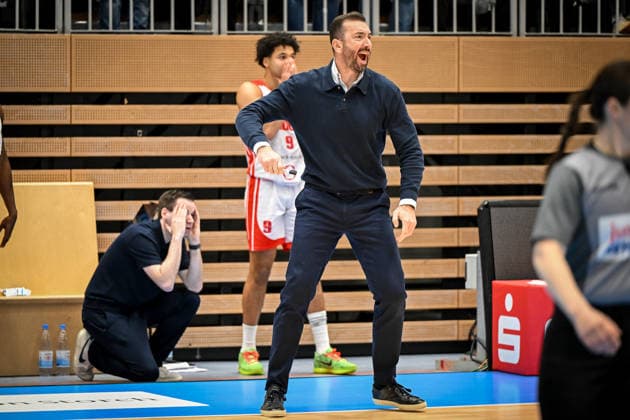Barmer 2. Basketball Bundesliga ProA: RheinStars Köln vs HAKRO Merlins Crailsheim, 20.12.2025 Zoran Kukic (Trainer RheinStars Köln), Barmer 2. Basketball Bundesliga ProA: RheinStars Köln vs HAKRO Merlins Crailsheim am 20.12.2025 im Castello Düsseldorf in Düsseldorf (Nordrhein-Westfalen) Copyright: xBEAUTIFULxSPORTS Mueller-Laschetx
