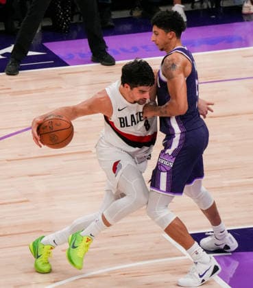 (251221) -- SACRAMENTO, Dec. 21, 2025 -- Portland Trail Blazers Deni Avdija (L) breaks through during the 2025-2026 NBA, Basketball Herren, USA regular season match between Portland Trail Blazers and Sacramento Kings in Sacramento, the United States, on Dec. 20, 2025. (Photo by Xinhua) (SP)U.S.-SACRAMENTO-BASKETBALL-NBA-BLAZERS VS KINGS SunxYuxuan 