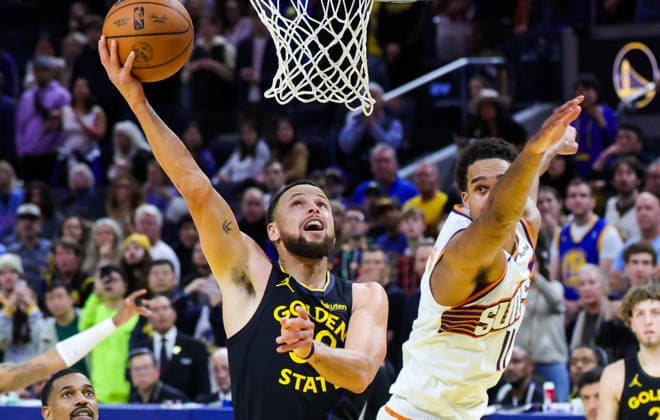 (251221) -- SAN FRANCISCO, Dec. 21, 2025 -- Stephen Curry (L) of Golden State Warriors goes for a layup during the 2025-2026 NBA, Basketball Herren, USA regular season game between Golden State Warriors and Phoenix Suns in San Francisco, the United States, Dec. 20, 2025. (Photo by Xinhua) (SP)U.S.-SAN FRANCISCO-BASKETBALL-NBA-WARRIORS VS SUNS DongxXudong 