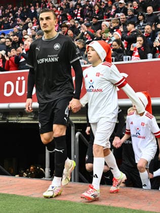 20.12.2025 - Fussball - Saison 2025 2026 - 2. Fussball - Bundesliga - 17. Spieltag: Fortuna Düsseldorf F95 - SpVgg Greuther Fürth ( Kleeblatt ) - Sportfoto Zink - xwoxzix - DFL regulations prohibit any use of photographs as image sequences and or quasi-video - only for editorial use - Philipp Ziereis (4, SpVgg Greuther Fürth ) läuft ein