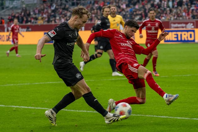 20.12.2025, Fussball: 2. Bundesliga, Saison 2025 2026, 17. Spieltag, Fortuna Duesseldorf - SpVgg Greuther Fuerth in der Merkur-Spiel Arena in Duesseldorf. Zweikampf zwischen Gian-Luca Itter (SpVgg Greuther Fuerth, 27) und Anouar El Azzouri (Fortuna Duesseldorf, 08). Wichtiger Hinweis: Gemaess den Vorgaben der DFL Deutsche Fussball Liga bzw. des DFB Deutscher Fussball-Bund ist es untersagt, in dem Stadion und oder vom Spiel angefertigte Fotoaufnahmen in Form von Sequenzbildern und oder videoaehnlichen Fotostrecken zu verwerten bzw. verwerten zu lassen. Foto: Kirchner-Media Thomas Haesler