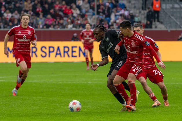 20.12.2025, Fussball: 2. Bundesliga, Saison 2025 2026, 17. Spieltag, Fortuna Duesseldorf - SpVgg Greuther Fuerth in der Merkur-Spiel Arena in Duesseldorf. Zweikampf zwischen Noel Futkeu (SpVgg Greuther Fuerth, 09) und Shinta Appelkamp (Fortuna Duesseldorf, 23). Florent Muslija (Fortuna Düsseldorf, 24) kommt hinzu. Wichtiger Hinweis: Gemaess den Vorgaben der DFL Deutsche Fussball Liga bzw. des DFB Deutscher Fussball-Bund ist es untersagt, in dem Stadion und oder vom Spiel angefertigte Fotoaufnahmen in Form von Sequenzbildern und oder videoaehnlichen Fotostrecken zu verwerten bzw. verwerten zu lassen. Foto: Kirchner-Media Thomas Haesler