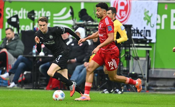 20.12.2025 - Fussball - Saison 2025 2026 - 2. Fussball - Bundesliga - 17. Spieltag: Fortuna Düsseldorf F95 - SpVgg Greuther Fürth ( Kleeblatt ) - Sportfoto Zink - xwoxzix - DFL regulations prohibit any use of photographs as image sequences and or quasi-video - only for editorial use - Gian Luca Gian-Luca Itter (27, SpVgg Greuther Fürth ) Emmanuel Iyoha (19, Fortuna Düsseldorf F95 )