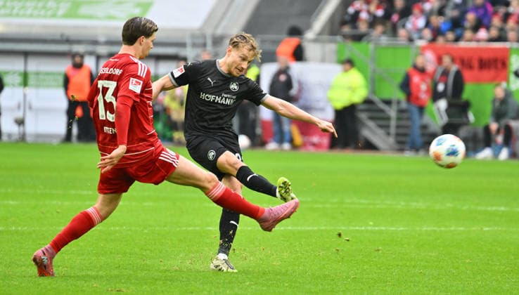 20.12.2025 - Fussball - Saison 2025 2026 - 2. Fussball - Bundesliga - 17. Spieltag: Fortuna Düsseldorf F95 - SpVgg Greuther Fürth ( Kleeblatt ) - Sportfoto Zink - xwoxzix - DFL regulations prohibit any use of photographs as image sequences and or quasi-video - only for editorial use - Cedric Itten (13, Fortuna Düsseldorf F95 ) Jannik Dehm ( 23, SpVgg Greuther Fürth )