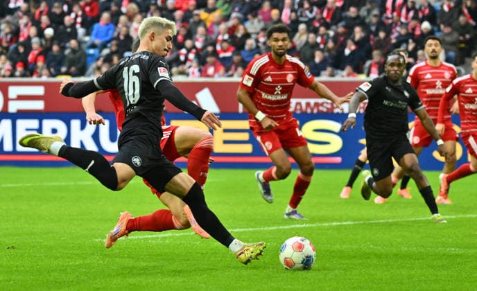 20.12.2025 - Fussball - Saison 2025 2026 - 2. Fussball - Bundesliga - 17. Spieltag: Fortuna Düsseldorf F95 - SpVgg Greuther Fürth ( Kleeblatt ) - Sportfoto Zink - xwoxzix - DFL regulations prohibit any use of photographs as image sequences and or quasi-video - only for editorial use - Aaron Keller (16, SpVgg Greuther Fürth )