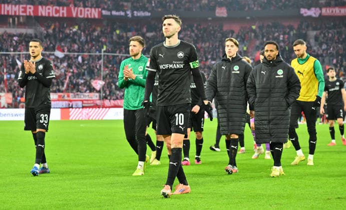 20.12.2025 - Fussball - Saison 2025 2026 - 2. Fussball - Bundesliga - 17. Spieltag: Fortuna Düsseldorf F95 - SpVgg Greuther Fürth ( Kleeblatt ) - Sportfoto Zink - xwoxzix - DFL regulations prohibit any use of photographs as image sequences and or quasi-video - only for editorial use - Branimir Hrgota (10, SpVgg Greuther Fürth ) enttäuscht Enttäuschung nach Spielende
