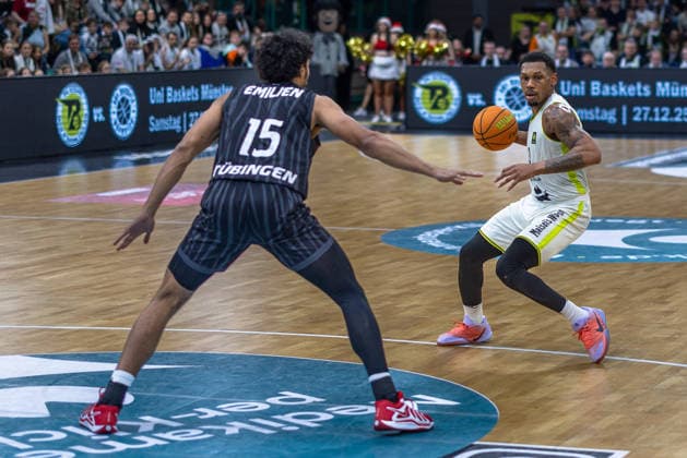 Rayshawn Mart (BBC Bayreuth, 03) , Patrick Etienne Fardy Emilien (Tigers Tuebingen, 15) GER, BBC Bayreuth vs. Tigers Tuebingen, Basketball, BARMER 2. Bundesliga Bundesliga, Pro A, Saison 2025 2026, 13. Spieltag, 20.12.2025 GER, BBC Bayreuth vs. Tigers Tuebingen, Basketball, BARMER 2. Bundesliga Bundesliga, Pro A, Saison 2025 2026, 13. Spieltag, 20.12.2025 Bayreuth Copyright: xEibner-Pressefoto ArdanxFuessmanx EP_AFN