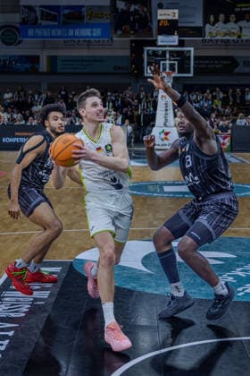 Moritz Plescher (BBC Bayreuth, 06) , Melkisedek Moreaux (Tigers Tuebingen, 23) , im Hintergrund Silas Oriane (Tigers Tuebingen, 07) GER, BBC Bayreuth vs. Tigers Tuebingen, Basketball, BARMER 2. Bundesliga Bundesliga, Pro A, Saison 2025 2026, 13. Spieltag, 20.12.2025 GER, BBC Bayreuth vs. Tigers Tuebingen, Basketball, BARMER 2. Bundesliga Bundesliga, Pro A, Saison 2025 2026, 13. Spieltag, 20.12.2025 Bayreuth Copyright: xEibner-Pressefoto ArdanxFuessmanx EP_AFN