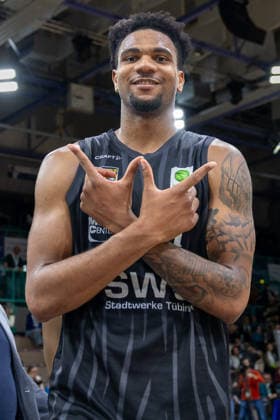 Siegerpose bei Bernard Pelote III (Tigers Tuebingen, 01) nach dem Sieg. GER, BBC Bayreuth vs. Tigers Tuebingen, Basketball, BARMER 2. Bundesliga Bundesliga, Pro A, Saison 2025 2026, 13. Spieltag, 20.12.2025 GER, BBC Bayreuth vs. Tigers Tuebingen, Basketball, BARMER 2. Bundesliga Bundesliga, Pro A, Saison 2025 2026, 13. Spieltag, 20.12.2025 Bayreuth Copyright: xEibner-Pressefoto ArdanxFuessmanx EP_AFN