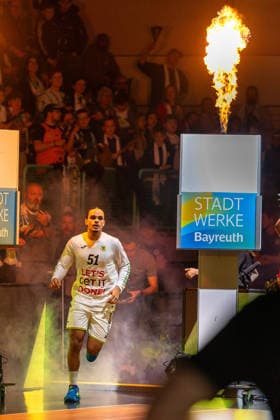 Louis Nauthon (BBC Bayreuth, 51) beim Einlauf mit Flammen. GER, BBC Bayreuth vs. Tigers Tuebingen, Basketball, BARMER 2. Bundesliga Bundesliga, Pro A, Saison 2025 2026, 13. Spieltag, 20.12.2025 GER, BBC Bayreuth vs. Tigers Tuebingen, Basketball, BARMER 2. Bundesliga Bundesliga, Pro A, Saison 2025 2026, 13. Spieltag, 20.12.2025 Bayreuth Copyright: xEibner-Pressefoto ArdanxFuessmanx EP_AFN