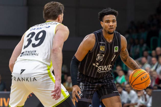 Bernard Pelote III (Tigers Tuebingen, 01), Willem Brandwijk (BBC Bayreuth, 39) Neuverpflichtung GER, BBC Bayreuth vs. Tigers Tuebingen, Basketball, BARMER 2. Bundesliga Bundesliga, Pro A, Saison 2025 2026, 13. Spieltag, 20.12.2025 GER, BBC Bayreuth vs. Tigers Tuebingen, Basketball, BARMER 2. Bundesliga Bundesliga, Pro A, Saison 2025 2026, 13. Spieltag, 20.12.2025 Bayreuth Copyright: xEibner-Pressefoto ArdanxFuessmanx EP_AFN