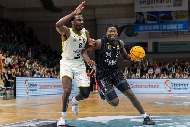 Melkisedek Moreaux (Tigers Tuebingen, 23), Nat Diallo (BBC Bayreuth, 08) GER, BBC Bayreuth vs. Tigers Tuebingen, Basketball, BARMER 2. Bundesliga Bundesliga, Pro A, Saison 2025 2026, 13. Spieltag, 20.12.2025 GER, BBC Bayreuth vs. Tigers Tuebingen, Basketball, BARMER 2. Bundesliga Bundesliga, Pro A, Saison 2025 2026, 13. Spieltag, 20.12.2025 Bayreuth Copyright: xEibner-Pressefoto ArdanxFuessmanx EP_AFN