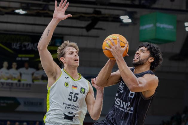 Patrick Etienne Fardy Emilien (Tigers Tuebingen, 15) Lenny Liedtke (BBC Bayreuth, 55) GER, BBC Bayreuth vs. Tigers Tuebingen, Basketball, BARMER 2. Bundesliga Bundesliga, Pro A, Saison 2025 2026, 13. Spieltag, 20.12.2025 GER, BBC Bayreuth vs. Tigers Tuebingen, Basketball, BARMER 2. Bundesliga Bundesliga, Pro A, Saison 2025 2026, 13. Spieltag, 20.12.2025 Bayreuth Copyright: xEibner-Pressefoto ArdanxFuessmanx EP_AFN