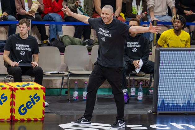 Freude bei Henrik Sonko (Tigers Tuebingen, Head Coach), links daneben auf der Bank Philipp Braun (Tigers Tuebingen, Assistant Coach), rechts auf der Bank Aaron Ogunjobi (Tigers Tuebingen, 25) GER, BBC Bayreuth vs. Tigers Tuebingen, Basketball, BARMER 2. Bundesliga Bundesliga, Pro A, Saison 2025 2026, 13. Spieltag, 20.12.2025 GER, BBC Bayreuth vs. Tigers Tuebingen, Basketball, BARMER 2. Bundesliga Bundesliga, Pro A, Saison 2025 2026, 13. Spieltag, 20.12.2025 Bayreuth Copyright: xEibner-Pressefoto ArdanxFuessmanx EP_AFN