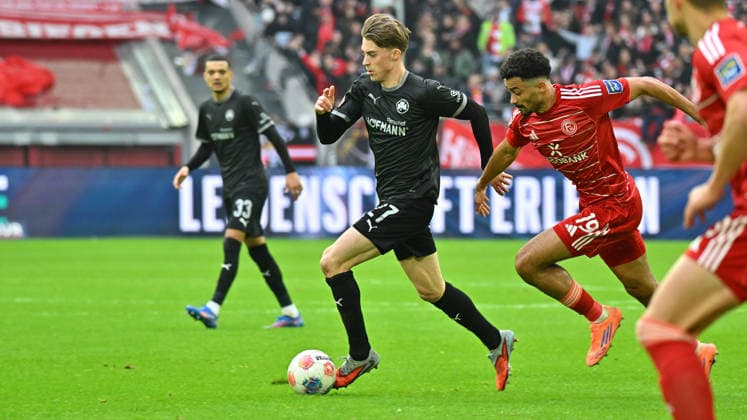 20.12.2025 - Fussball - Saison 2025 2026 - 2. Fussball - Bundesliga - 17. Spieltag: Fortuna Düsseldorf F95 - SpVgg Greuther Fürth ( Kleeblatt ) - Sportfoto Zink MeZi - xmexzix - DFL regulations prohibit any use of photographs as image sequences and or quasi-video - only for editorial use - Gian Luca Gian-Luca Itter (27, SpVgg Greuther Fürth ) Emmanuel Iyoha (19, Fortuna Düsseldorf F95, rechts )