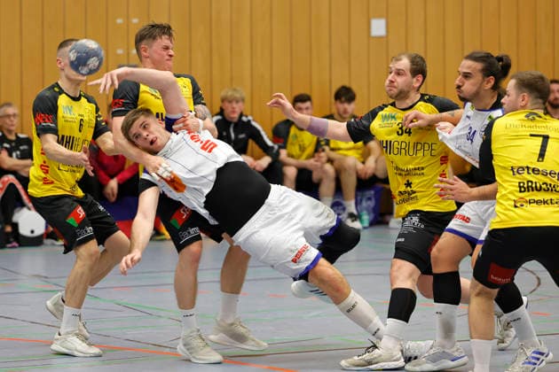 20.12.2025 Handball Männer Regionalliga Saison 2025 2026 TV Groß-Umstadt - HSG Groß-Bieberau Modau (33:33) zugepackt v. li. Robin Hübscher (19 Bieberau) Luca Braun (9 Umstadt) Groß-Umstadt Hessen Deutschland