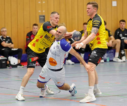 20.12.2025 Handball Männer Regionalliga Saison 2025 2026 TV Groß-Umstadt - HSG Groß-Bieberau Modau (33:33) Foul 7 Meter Strafwurf v. li. Damjan Jajic (6 Bieberau) David Acic (8 Umstadt) Groß-Umstadt Hessen Deutschland