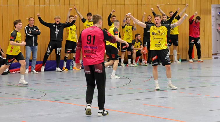20.12.2025 Handball Männer Regionalliga Saison 2025 2026 TV Groß-Umstadt - HSG Groß-Bieberau Modau (33:33) Strafwurf gehalten Jubel bei Groß-Bieberau Groß-Umstadt Hessen Deutschland