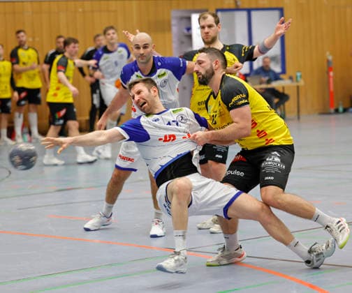 20.12.2025 Handball Männer Regionalliga Saison 2025 2026 TV Groß-Umstadt - HSG Groß-Bieberau Modau (33:33) Haltegriff v. li. Rico Funck (17 Umstadt) David Lubar (18 Bieberau) Groß-Umstadt Hessen Deutschland