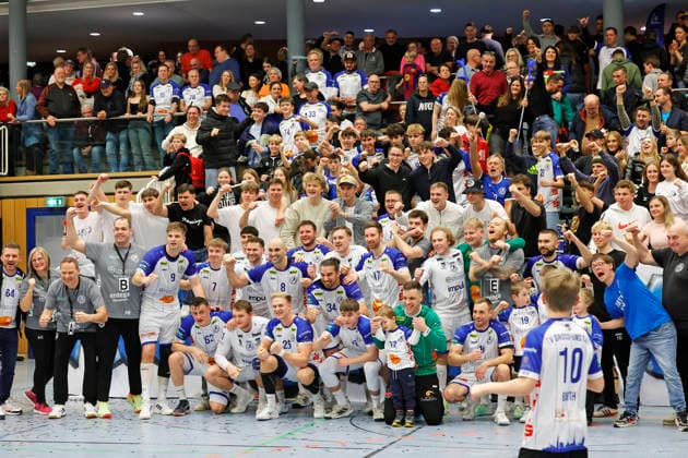 20.12.2025 Handball Männer Regionalliga Saison 2025 2026 TV Groß-Umstadt - HSG Groß-Bieberau Modau - Spannende Partie mit 66 Toren und über 10 Latten- und Pfostentreffer sowie zahlreiche Torhüterparaden - 1200 Zuschauer*innen in der Heinrich-Klein-Halle - Freude Jubel Emotion über Remis bei Heimmannschaft gegen Tabellendritten Groß-Umstadt Hessen Deutschland