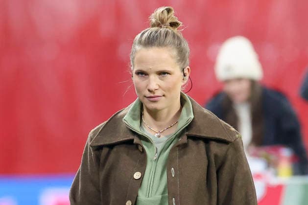 Expertin Tabea Kemme (Sky) schaut, Bundesliga, RB Leipzig v Bayer 04 Leverkusen, Red Bull Arena am 20. December 2025 in Leipzig, Deutschland. (Foto von Marco Steinbrenner DeFodi Images) Expertin Tabea Kemme (Sky) looks on, Bundesliga, RB Leipzig v Bayer 04 Leverkusen, Red Bull Arena, December 20, 2025 in Leipzig, Germany. (Photo by Marco Steinbrenner DeFodi Images) DFL regulations prohibit any use of photographs as image sequences and or quasi-video. -