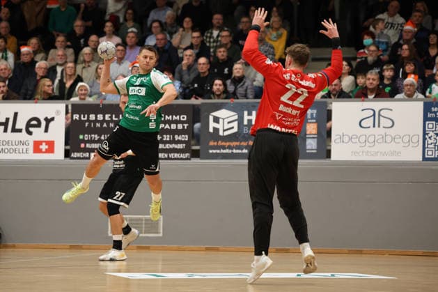 20.12.2025, Handball, Herren, 3. Liga, Staffel Süd-West, Saison 2025 2026, HG Saarlouis - TuS 82 Opladen, Yves Kunkel (HG Saarlouis), Colin Beckert (TuS 82 Opladen) Saarlouis Stadtgartenhalle Saarland Deutschland (DEU) Copyright: xSebastianxBachx