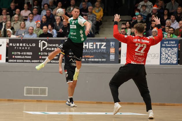20.12.2025, Handball, Herren, 3. Liga, Staffel Süd-West, Saison 2025 2026, HG Saarlouis - TuS 82 Opladen, Yves Kunkel (HG Saarlouis), Colin Beckert (TuS 82 Opladen) Saarlouis Stadtgartenhalle Saarland Deutschland (DEU) Copyright: xSebastianxBachx