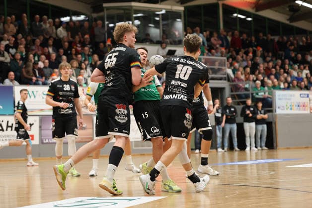20.12.2025, Handball, Herren, 3. Liga, Staffel Süd-West, Saison 2025 2026, HG Saarlouis - TuS 82 Opladen, Yves Kunkel (HG Saarlouis), Malte Wolfram (TuS 82 Opladen), Lucius Heß (TuS 82 Opladen) Saarlouis Stadtgartenhalle Saarland Deutschland (DEU) Copyright: xSebastianxBachx