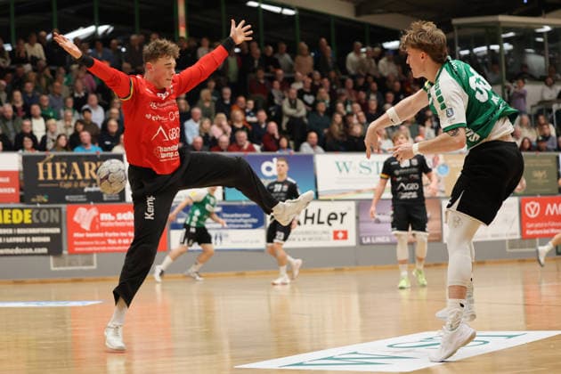 20.12.2025, Handball, Herren, 3. Liga, Staffel Süd-West, Saison 2025 2026, HG Saarlouis - TuS 82 Opladen, Elyas Noh (HG Saarlouis), Colin Beckert (TuS 82 Opladen) Saarlouis Stadtgartenhalle Saarland Deutschland (DEU) Copyright: xSebastianxBachx