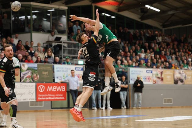 20.12.2025, Handball, Herren, 3. Liga, Staffel Süd-West, Saison 2025 2026, HG Saarlouis - TuS 82 Opladen, Lars Weissgerber (HG Saarlouis), Maxim Swiedelsky (TuS 82 Opladen) Saarlouis Stadtgartenhalle Saarland Deutschland (DEU) Copyright: xSebastianxBachx