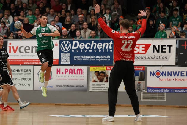 20.12.2025, Handball, Herren, 3. Liga, Staffel Süd-West, Saison 2025 2026, HG Saarlouis - TuS 82 Opladen, Yves Kunkel (HG Saarlouis), Colin Beckert (TuS 82 Opladen) Saarlouis Stadtgartenhalle Saarland Deutschland (DEU) Copyright: xSebastianxBachx