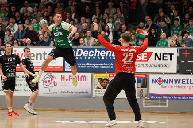 20.12.2025, Handball, Herren, 3. Liga, Staffel Süd-West, Saison 2025 2026, HG Saarlouis - TuS 82 Opladen, Yves Kunkel (HG Saarlouis), Colin Beckert (TuS 82 Opladen) Saarlouis Stadtgartenhalle Saarland Deutschland (DEU) Copyright: xSebastianxBachx