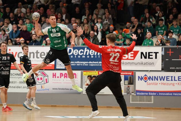 20.12.2025, Handball, Herren, 3. Liga, Staffel Süd-West, Saison 2025 2026, HG Saarlouis - TuS 82 Opladen, Yves Kunkel (HG Saarlouis), Colin Beckert (TuS 82 Opladen) Saarlouis Stadtgartenhalle Saarland Deutschland (DEU) Copyright: xSebastianxBachx