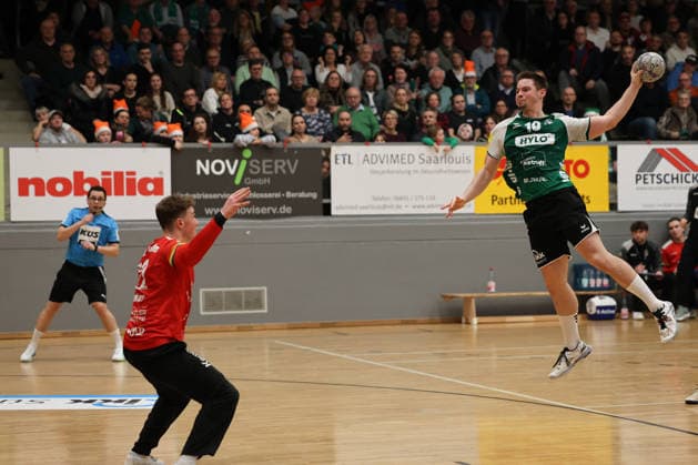 20.12.2025, Handball, Herren, 3. Liga, Staffel Süd-West, Saison 2025 2026, HG Saarlouis - TuS 82 Opladen, Lars Weissgerber (HG Saarlouis), Colin Beckert (TuS 82 Opladen) Saarlouis Stadtgartenhalle Saarland Deutschland (DEU) Copyright: xSebastianxBachx
