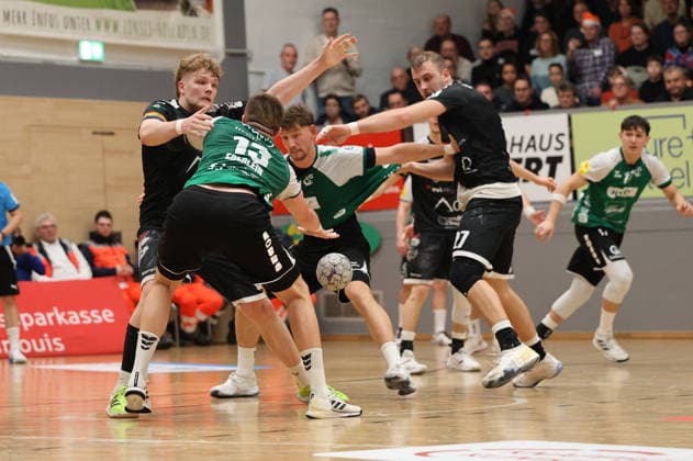 20.12.2025, Handball, Herren, 3. Liga, Staffel Süd-West, Saison 2025 2026, HG Saarlouis - TuS 82 Opladen, Sven Eberlein (HG Saarlouis), Joshua Reitz (HG Saarlouis), Fynn Johannmeyer (TuS 82 Opladen) Saarlouis Stadtgartenhalle Saarland Deutschland (DEU) Copyright: xSebastianxBachx