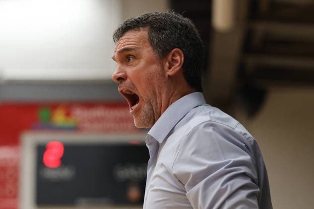 20.12.2025, Handball, Herren, 3. Liga, Staffel Süd-West, Saison 2025 2026, HG Saarlouis - TuS 82 Opladen, Sportdirektor Markus Baur (HG Saarlouis) ärgert sich Saarlouis Stadtgartenhalle Saarland Deutschland (DEU) Copyright: xSebastianxBachx