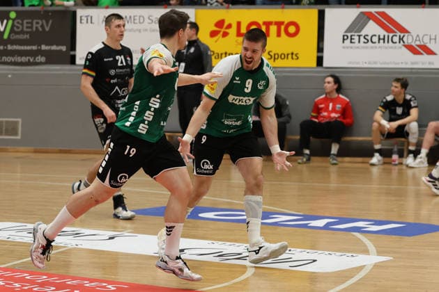 20.12.2025, Handball, Herren, 3. Liga, Staffel Süd-West, Saison 2025 2026, HG Saarlouis - TuS 82 Opladen, Philipp Kockler (HG Saarlouis) jubelt mit Lars Weissgerber (HG Saarlouis) Saarlouis Stadtgartenhalle Saarland Deutschland (DEU) Copyright: xSebastianxBachx
