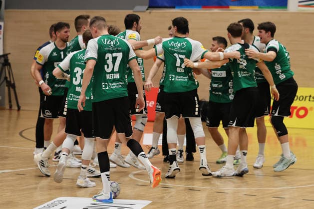 20.12.2025, Handball, Herren, 3. Liga, Staffel Süd-West, Saison 2025 2026, HG Saarlouis - TuS 82 Opladen, Die Mannschaft (HG Saarlouis) feiert den Sieg Saarlouis Stadtgartenhalle Saarland Deutschland (DEU) Copyright: xSebastianxBachx