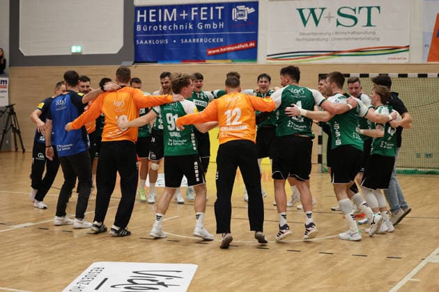 20.12.2025, Handball, Herren, 3. Liga, Staffel Süd-West, Saison 2025 2026, HG Saarlouis - TuS 82 Opladen, Die Mannschaft (HG Saarlouis) feiert den Sieg Saarlouis Stadtgartenhalle Saarland Deutschland (DEU) Copyright: xSebastianxBachx