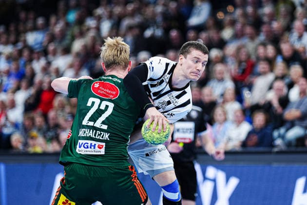 Marian Michalczik (TSV Hannover-Burgdorf, 22), Elias Ellefsen a Skipagotu (THW Kiel, 71) GER, THW Kiel vs. TSV Hannover-Burgdorf, Handball, 1. Bundesliga, Spieltag 18, Saison 2025 2026, 20.12.2025 GER, THW Kiel vs. TSV Hannover-Burgdorf, Handball, 1. Bundesliga, Spieltag 18, Saison 2025 2026, 20.12.2025 Kiel Copyright: xEibner-Pressefoto MarcelxvonxFehrnx EP_MFN