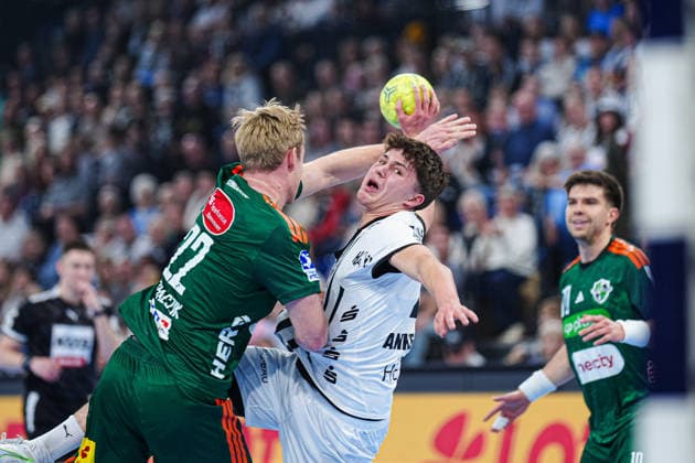 Marian Michalczik (TSV Hannover-Burgdorf, 22), Rasmus Ankermann (THW Kiel, 22) GER, THW Kiel vs. TSV Hannover-Burgdorf, Handball, 1. Bundesliga, Spieltag 18, Saison 2025 2026, 20.12.2025 GER, THW Kiel vs. TSV Hannover-Burgdorf, Handball, 1. Bundesliga, Spieltag 18, Saison 2025 2026, 20.12.2025 Kiel Copyright: xEibner-Pressefoto MarcelxvonxFehrnx EP_MFN