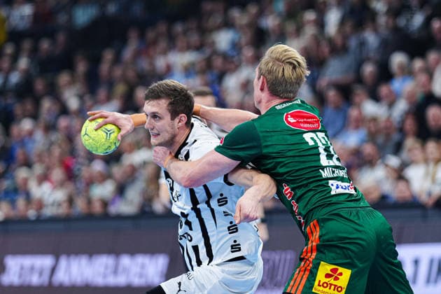 Nikola Bilyk (THW Kiel, 53), Marian Michalczik (TSV Hannover-Burgdorf, 22) GER, THW Kiel vs. TSV Hannover-Burgdorf, Handball, 1. Bundesliga, Spieltag 18, Saison 2025 2026, 20.12.2025 GER, THW Kiel vs. TSV Hannover-Burgdorf, Handball, 1. Bundesliga, Spieltag 18, Saison 2025 2026, 20.12.2025 Kiel Copyright: xEibner-Pressefoto MarcelxvonxFehrnx EP_MFN